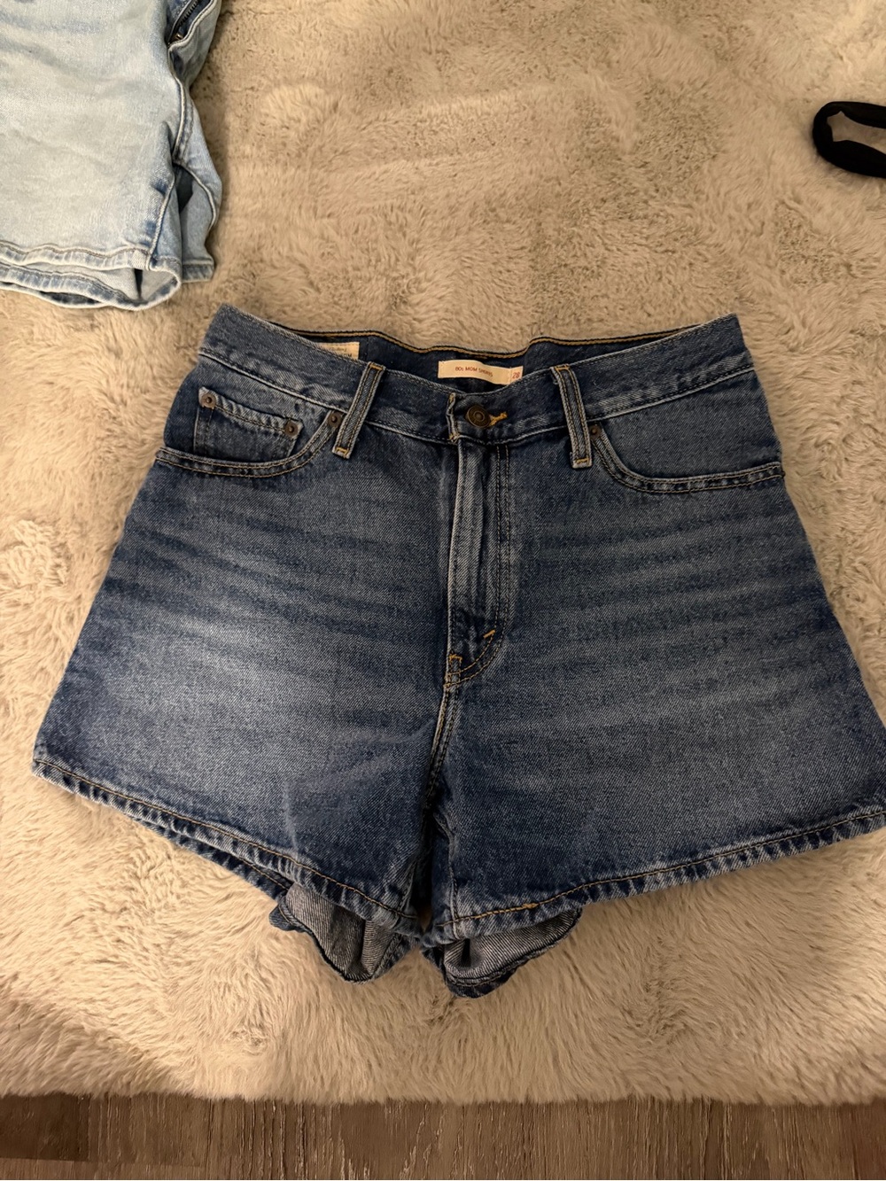 Levi's 80s mom shorts size 28